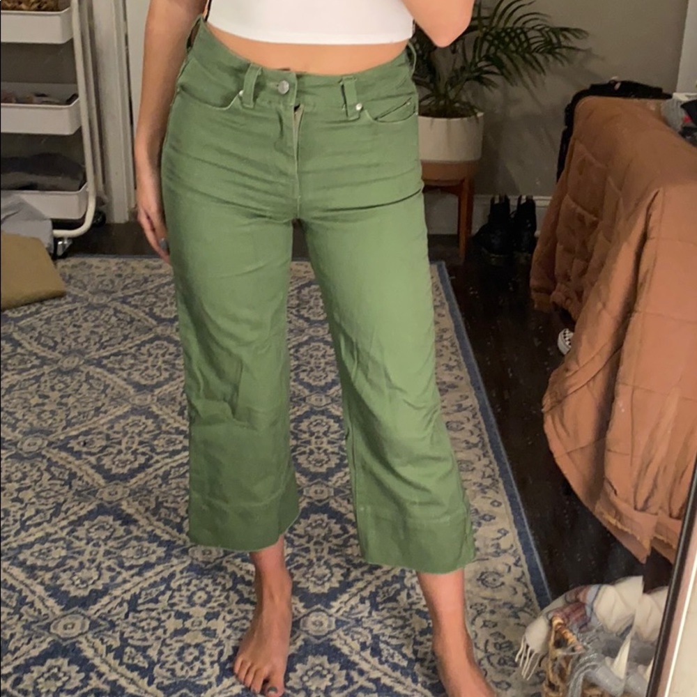 Green cropped pants